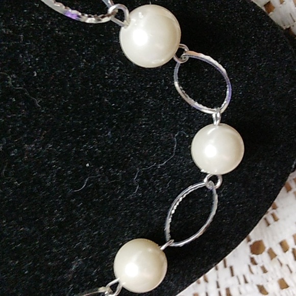 Fashion silver-tone & faux pearl necklace - Picture 3 of 7